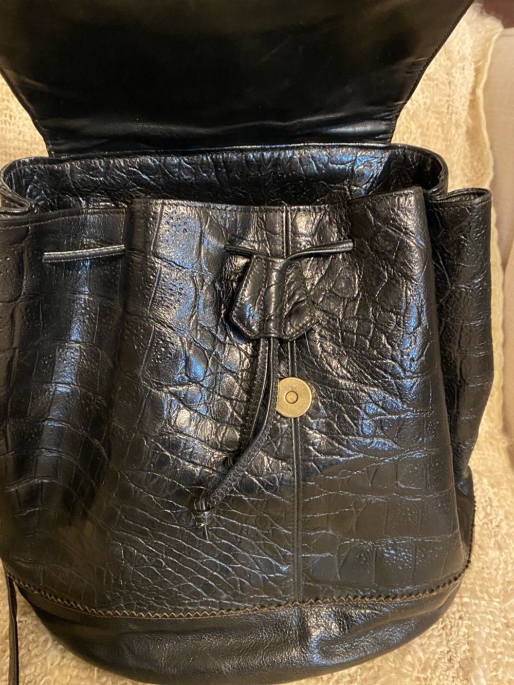 VTG Sharif Black Faux-Croc Drawstring Crossbody / handbag with Brass Accent - Picture 4 of 10